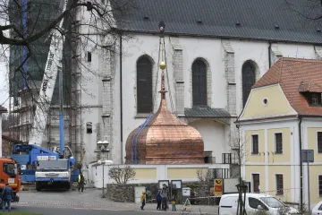 Z kostela v Doubravníku zmizela provizorní střecha. Novou báň o 15 tunách vysadil na krovy jeřábník
