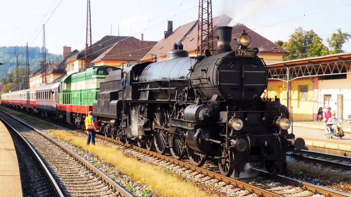 Rakouská rychlíková lokomotiva řady 310 „převlečená“ za lokomotivu 375.007 Československých státních drah