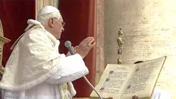 Papež při udílení požehnání
