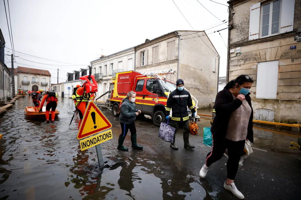 Zatopené ulice města Saintes má na svědomí řeka Charente