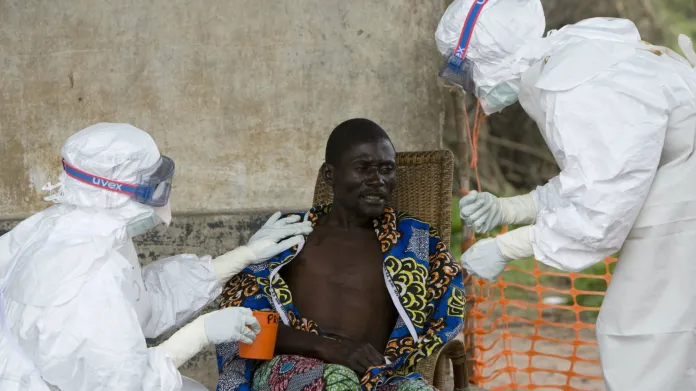 Lékaři ošetřují muže nakaženého ebolou