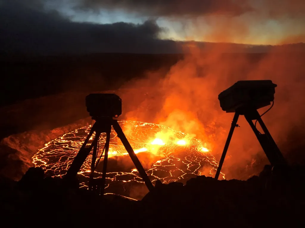Vědci z  Havajské vulkanické observatoře (HVO) monitorují aktivitu sopky Kilauea v národním parku Hawaii na Havaji již několik let. Snímky ukazují aktivitu vulkánu v rozmezí 29. září až 3. října 2021