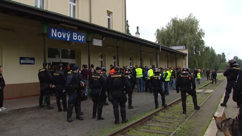 Policisté na nádraží v Novém Boru