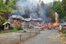 Policie vyšetřuje požár Na Tokáni v Českém Švýcarsku. Škoda na zničených chatách je 23 milionů