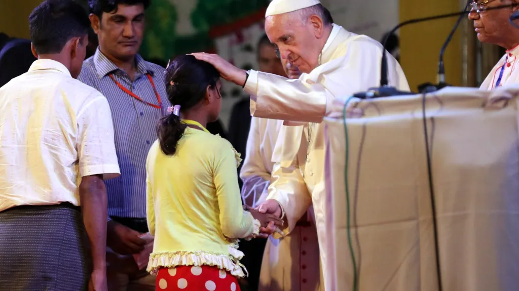 Papež se setkal v Bangladéši se skupinou Rohingů