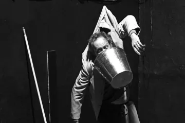 Když klaun řeší existenciální otázky, je to často v kýblu