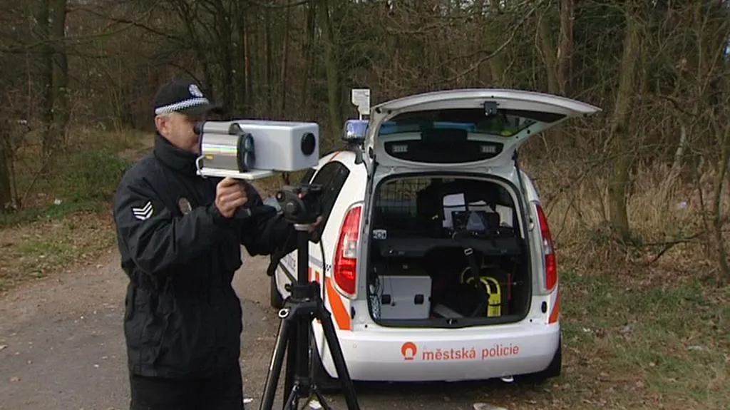 Policisté měří rychlost motorových vozidel