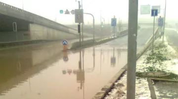 Voda z prasklého potrubí zaplavila Pisárecký tunel