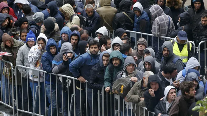 Migranti v Berlíně čekají ve frontě na registraci