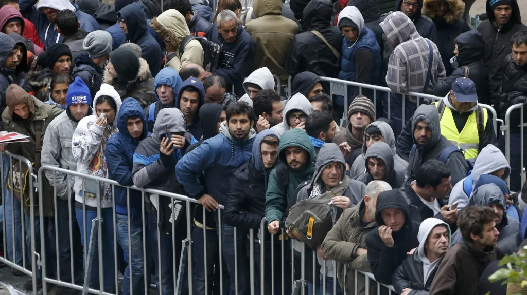 Migranti v Berlíně čekají ve frontě na registraci