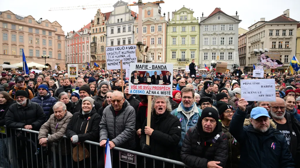 Demonstrace spolku Milion chvilek pro demokracii proti vzniku vlády ANO, SPD a Motoristů nazvaná Česko není na prodej, Staroměstské náměstí, Praha