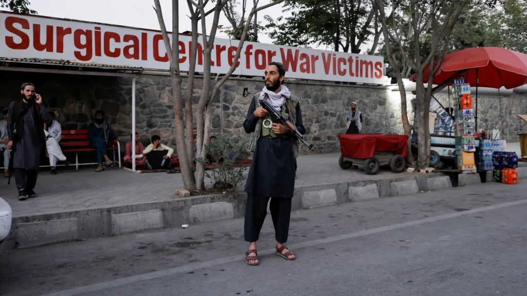 Člen Talibanu v ulicích Kábulu