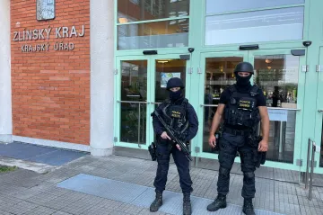 Střelec ze zlínského krajského úřadu zemřel. Policie se případem dále zabývá