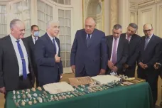 Izraelský šéf diplomacie přivezl do Egypta ztracené artefakty. Zmizely během chaosu Arabského jara