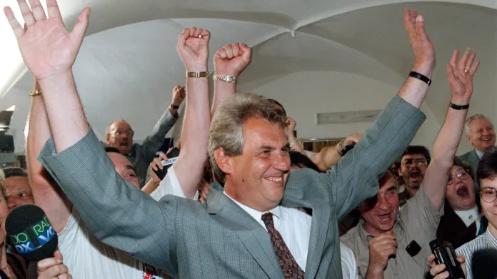 Miloš Zeman slaví úspěch ČSSD ve volbách v roce 1996