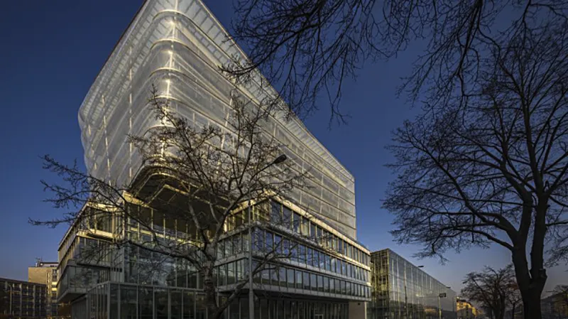 Jedna z nejvýznamnějších staveb tuzemských vysokých škol - Institut informatiky, robotiky a kybernetiky (CIICR) Českého vysokého učení technického v Praze-Dejvicích. V desetipatrové budově za 1,2 miliardy korun z ledna 2017 bude sídlit vedle nejmodernějších pracovišť i rektorát ČVUT.