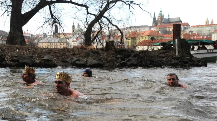 Otužilci si na Tři krále zaplavali ve Vltavě