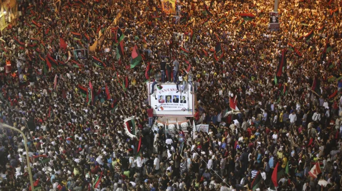 Oslavující lidé v ulicích Tripolisu