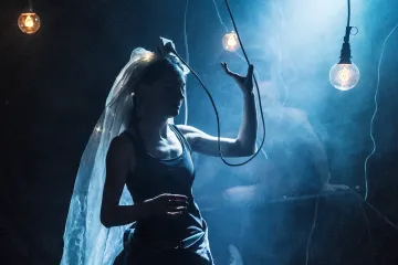 Recenze: Nebojácná Antigona umí s páječkou