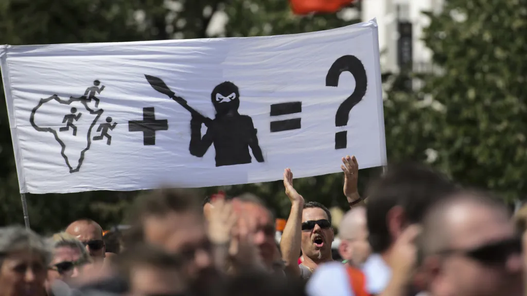 Odpůrci přijímání uprchlíků na Václavském náměstí