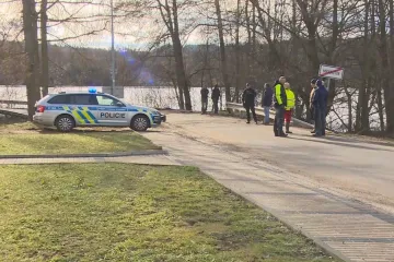 Voda podemlela hráz rybníka v Mrákotíně. Hasiči ji zpevnili, evakuovaní se mohou vrátit domů