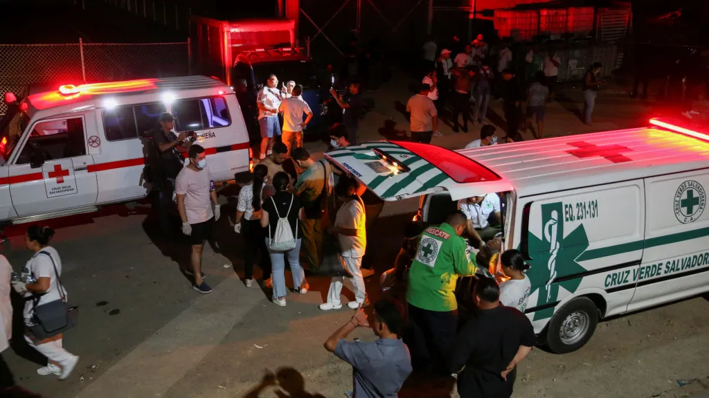 Zásah záchranářů u stadionu v Salvadoru