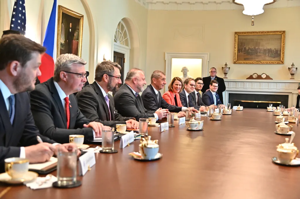 Po setkání, naplánovaném na dvacet minut, se obě dámy vypravily do západního křídla a k Trumpovi s Babišem se připojili další delegáti, aby zasedli k bilaterálnímu jednání zhruba na 40 minut.