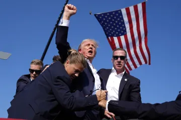 Selhání tajné služby umožnilo útočníkovi střílet na Trumpa, uvádí zpráva Senátu