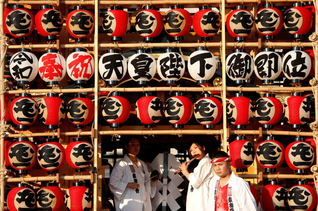 Členové farnosti z prefektury Saitama vystupují před císařským palácem v Tokiu