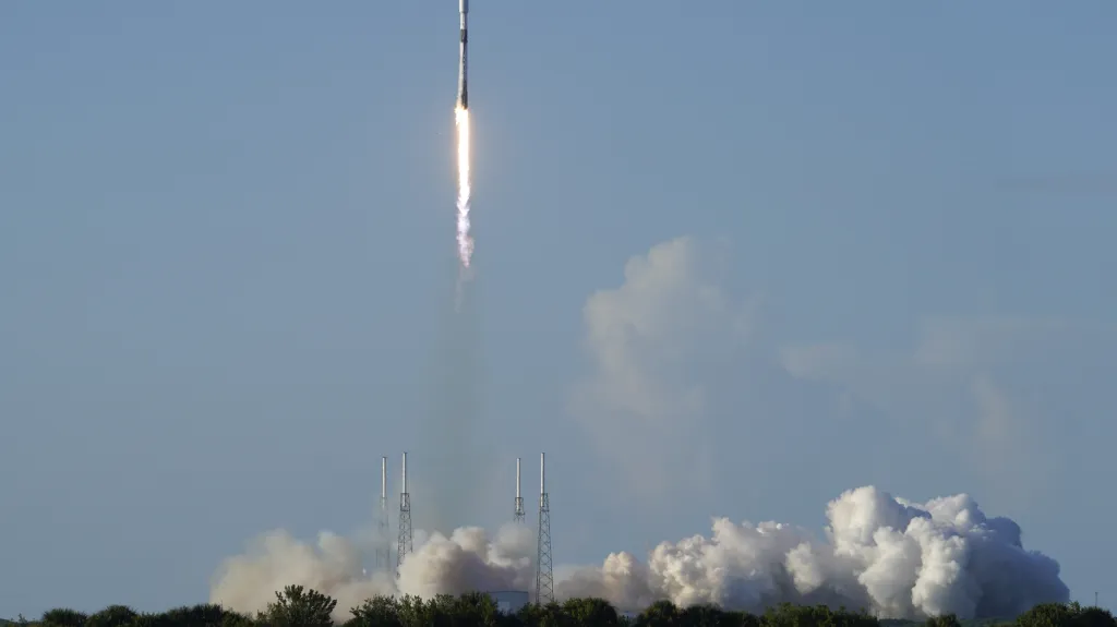 Raketa Falcon 9 startuje ze základny na Floridě