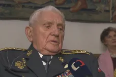 Poslední žijící český válečný pilot Emil Boček předal ocenění a oslavil stovku