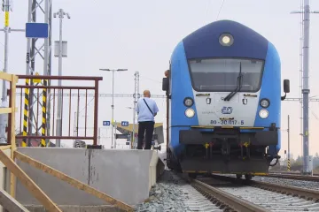 Do Jaroměře se sice vrátily vlaky, utrpení cestujících ale nekončí. Náhradní autobusy pojedou až do Police