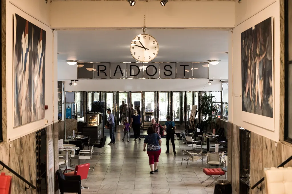 Budova patřila k nejvýznamnějším prvorepublikovým stavbám v bývalém Československu. V 50. letech byla předána odborovým svazům a částečně tuto funkci plní do dnešní doby. Budova ale nabírá současně „moderní“ dech. Budují se zde ateliéry, obchody a galerie. Na snímku pohled do vstupní haly do objektu „Radost“