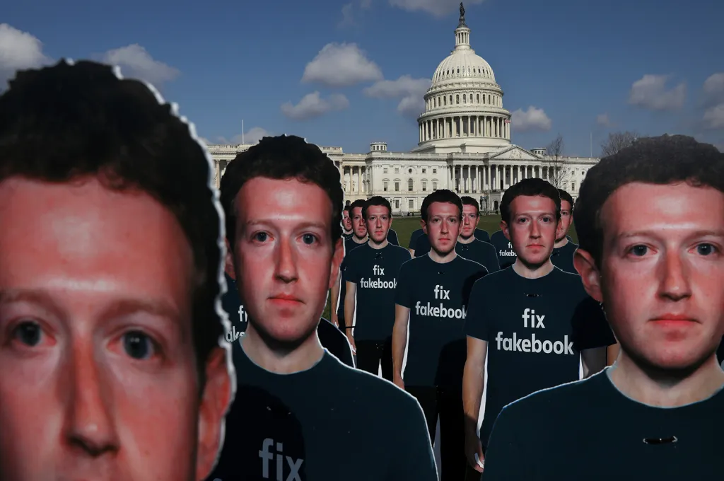 Desítky lepenkových klonů postavy Marka Zuckerberga před budovou amerického Kapitolu při protestu proti zneužívání osobních dat.