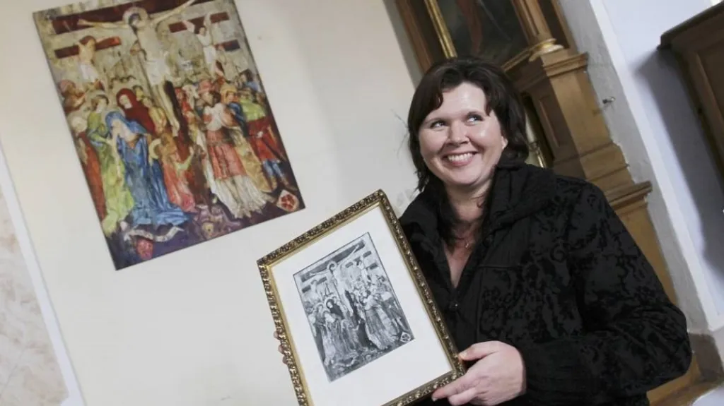 Romana Novotná před reprodukcí obrazu Ukřižování Páně