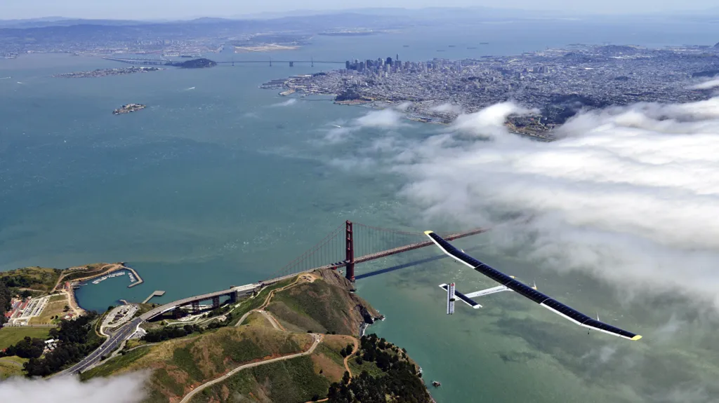 Solar Impulse nad mostem Golden Gate