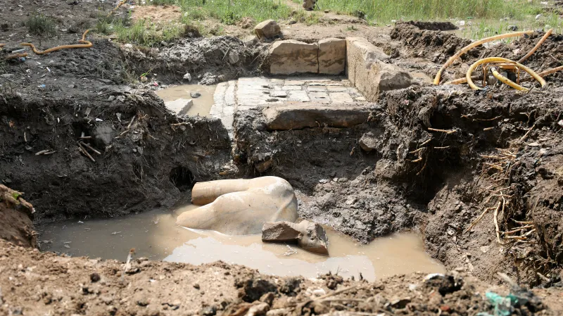 Část sochy Ramesse II. nalezená v Káhiře