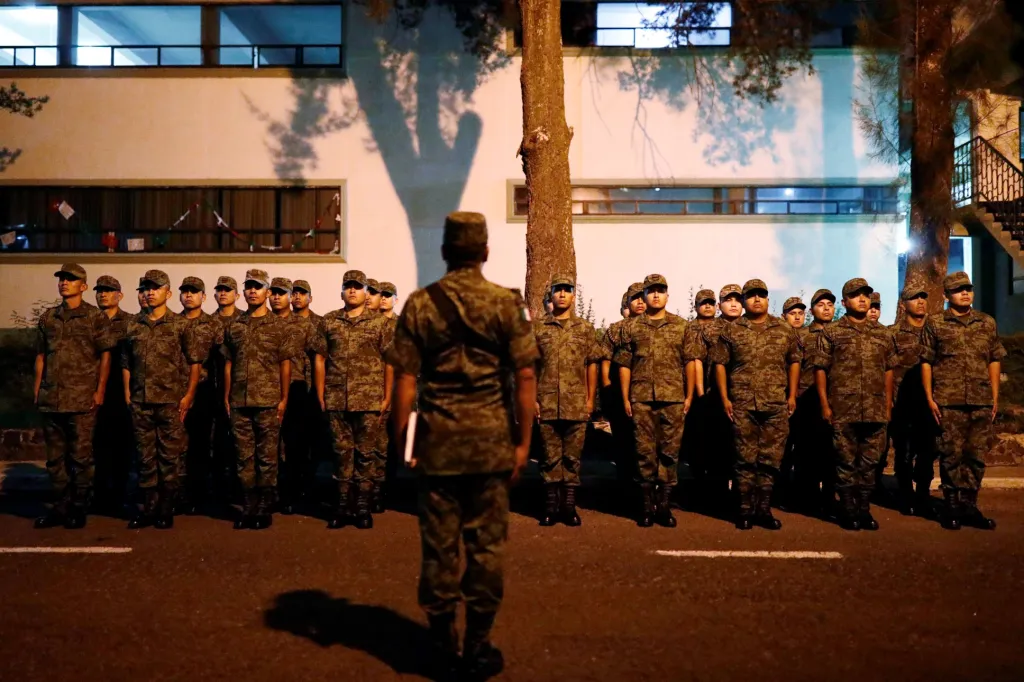 Hned poté se vojáci brzy ráno řadí uvnitř vojenského tábora