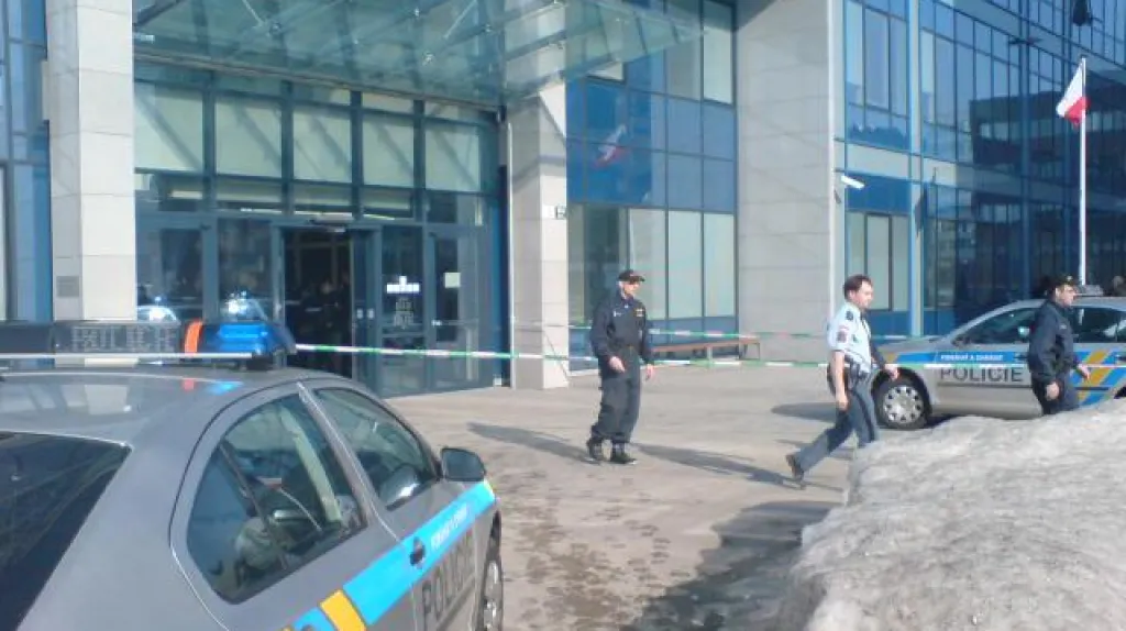 Policisté před justičním palácem