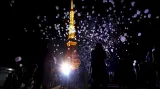V Japonsku před Tokyo Tower vzlétly balónky