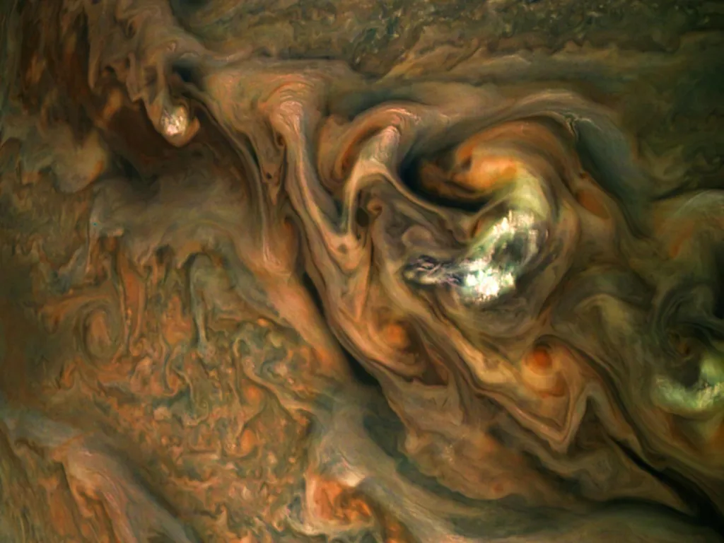 Vířící proudy na severní polokouli Jupiteru na snímku z lodi Juno