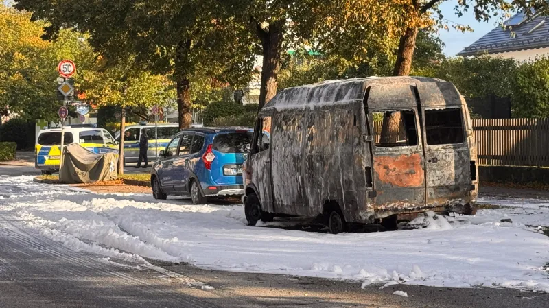 Vyhořelá dodávka před domem v Mnichově