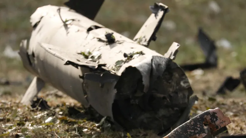 Vojenské trosky poblíž venezuelské vojenské letecké základny La Carlota (3. ledna 2026)