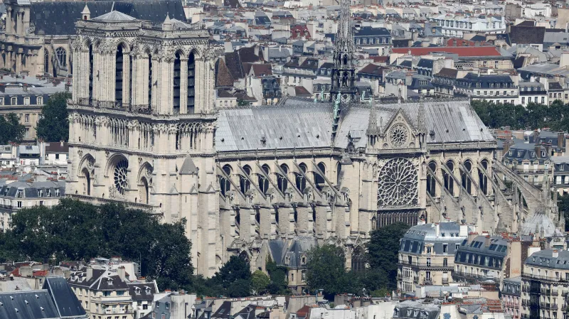 Pařížská katedrála Notre-Dame poničená požárem