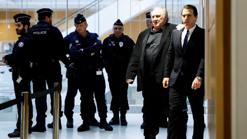 Gérard Depardieu a jeho právník Jeremie Assous u soudu