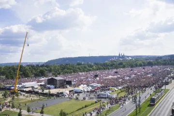 Nad demonstranty na Letné létaly nepovolené drony. Šesti lidem hrozí až pětimilionová pokuta