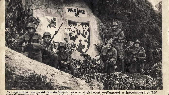 Vojáci demonstrují svoji odhodlanost bránit Československo během květnové ostrahy hranic u Podbořan v roce 1938