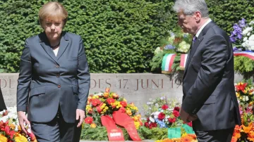 Angela Merkelová a Joachim Gauck u pomníku obětí 17. června 1953