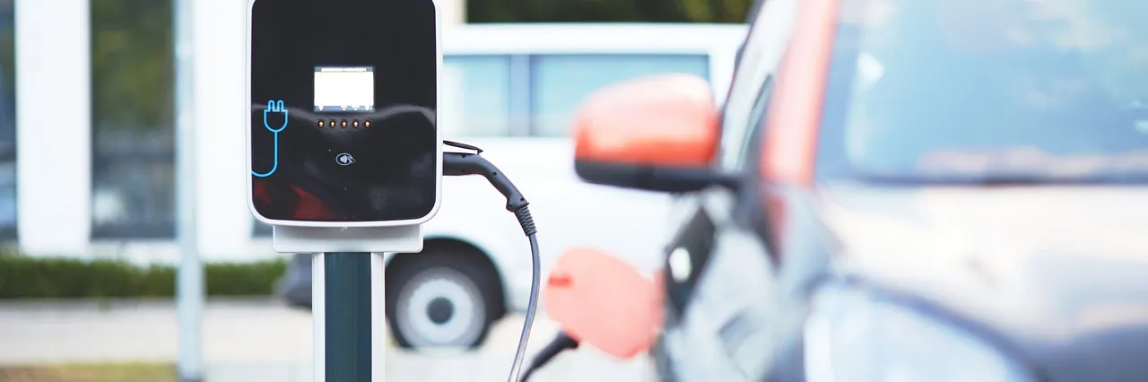 Novou nabíječku ani nezapojili, nešlo u ní stát. Praha slibuje nápravu