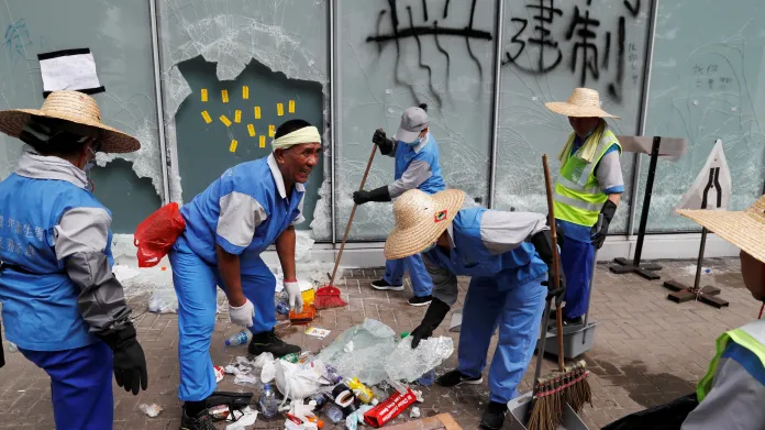 Dělníci před hongkongským parlamentem uklízejí následky demonstrací